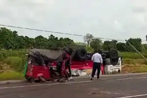 எரிபொருள் ஏற்றிச் சென்ற பவுசரும் முச்சக்கரவண்டியும் ஒன்றுடன் ஒன்று மோதிய விபத்தில் நான்கு பேர் காயமடைந்தனர்.