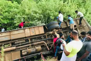 யாழ்ப்பாணத்தில் இருந்து கதிர்காமம் சென்ற பஸ் கங்கை பாலத்துக்கு அருகே விபத்து 