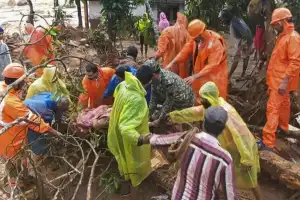 இந்தியா கேரள மாநிலத்தில் ஏற்பட்ட மண்சரிவினால் 84 பேர் உயிரிழந்தனர்.