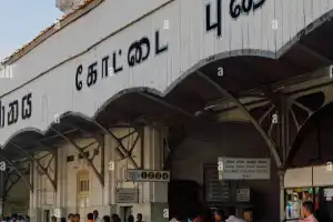 கோட்டை ரயில் நிலையத்துக்கு முன்பாக தங்கியிருந்தவர் உயிரிழந்தார்.