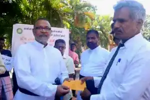 காணி உரிமை கோரி இன்று மன்னார் மாவட்ட செயலகத்துக்கு முன்பாக அடையாள கவனயீர்ப்புப் போராட்டத்தை முன்னெடுத்தனர்.