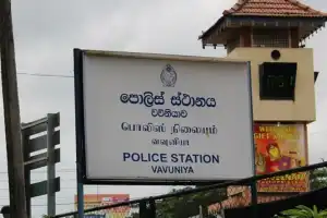 வவுனியாவில் வானில் கடத்தப்பட்ட குடும்ப பெண் பளையில் மீட்கப்பட்ட நிலையில் வானுடன் 4 பேர் கைது...