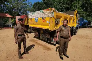 யாழ். சாவகச்சேரி தனங்கிளப்பில்  சட்டவிரோதமாக மணல் ஏற்றி வந்த 5 டிப்பர்கள் மடக்கி பிடிப்பு - ஐவர் கைது