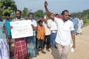 திருகோணமலை மாவட்ட கப்பல் துறை பகுதியில் உள்ள மக்கள் தங்கள் காணிகளை அபகரிக்க வேண்டாம் என கோரி கவனயீர்ப்பு...