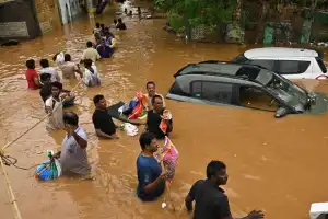 இந்தியாவின் ஆந்திரா, தெலங்கானா மாநிலங்களில் கனமழை - வெள்ளத்தால் உயிரிழந்தோர் எண்ணிக்கை 31 ஆக அதிகரித்தது.