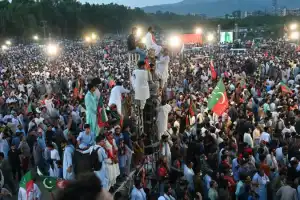 முன்னாள் பிரதமர் இம்ரான்கானை விடுதலை செய்யக்கோரி பாகிஸ்தானில் மாபெரும் மக்கள் பேரணி நடைபெற்றது.