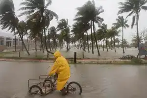 அமெரிக்காவில் மில்டன் சூறாவளியால் 20 லட்சத்திற்கும் மேற்பட்ட மக்கள் மின்சார துண்டிப்பால் இருளில் தவித்தனர்.