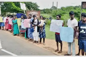 வவுனியா, செட்டிக்குளம், மெனிக்பாம் பிரதேச மக்கள் ஆர்ப்பாட்டத்தில் ஈடுபட்டனர்.