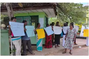 யாழ்.அச்சுவேலி வைத்தியசாலை இரத்தப் பரிசோதகரை மாற்றுவதற்கு எதிர்ப்பு தெரிவித்து மக்கள் நேற்று ஆர்ப்பாட்டம்