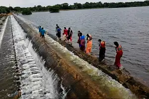 இலங்கையில் பலத்த மழை காரணமாக விவசாய அபிவிருத்தி திணைக்களத்திற்கு உரித்தான 130 இற்கும் மேற்பட்ட குளங்கள் சேதம்