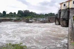 வவுனியா, பேராறு அணையின் கீழ் வசிப்பவர்களை அவதானமாக இருக்குமாறு மாவட்ட அனர்த்த முகாமைத்துவப் பிரிவு அறிவிப்பு