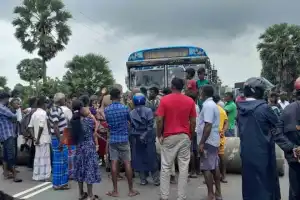 மன்னார் துள்ளுக்குடியிருப்பு பாவிலுப்பட்டான் குடியிருப்பு கிராம மக்கள் வெள்ள நீரை வெளியேற்றக் கோரி இன்று...