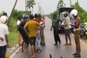 முல்லைத்தீவு மாங்குளம் வெள்ளாங்குளம் பகுதியில் மோட்டார் சைக்கிள் விபத்தில் இரு இளைஞர்கள் உயிரிழப்பு ஒருவர்...