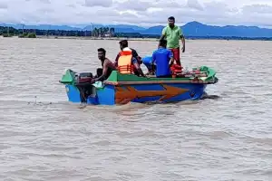 அம்பாறை மாவட்டம், காரைதீவு - மாவடிப்பள்ளியில் வெள்ளத்தில்  சிக்குண்டவர்களில் இருவர் சடலங்களாக...