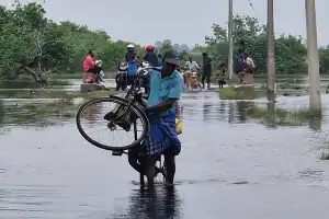 யாழ்.புத்தூர் வாதரத்தை கிராமம் வெள்ளத்தில் மூழ்கியுள்ளது.