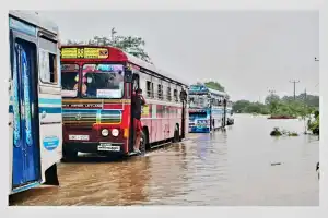 வவுனியாவில் ஏ -9 வீதியூடான போக்குவரத்து தடைப்பட்டுள்ளது.