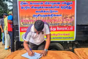 அரசியல் கைதிகளின் விடுதலையை வலியுறுத்தி வவுனியாவில் கையெழுத்துப் பாேராட்டம்