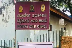 வவுனியாவில் பிரபல பீசா விற்பனை நிலைய கட்டடம், முரணாக அமைக்கப்பட்டதாக நகர சபையால் நோட்டீஸ் ஒட்டப்பட்டது.