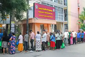 இலங்கையில் சில இடங்களில் தேங்காய்க்கு தட்டுப்பாடு நிலவுகிறது.