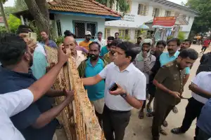 யாழ்.சாவகச்சேரி நகராட்சி மன்றத்துக்கு முன்னால் நகர வர்த்தகர்களும்,மக்களும் இன்று எதிர்ப்பு போராட்டம்