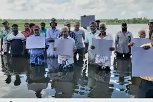 யாழ்.தென்மராட்சி - வரணி விவசாயிகள் நேற்று காலை கவனயீர்ப்பு போராட்டத்தில் ஈடுபட்டனர்.