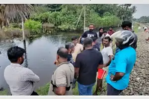 யாழ். கொடிகாமத்தில் வெள்ளம் தேங்கி நிற்கும் பிரதேசத்தை புகையிரத திணைக்கள அதிகாரிகள் பார்வையிட்டனர்.