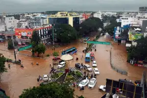 புதுச்சேரியில் ஃபெங்கல் புயல் காரணமாக ஏற்பட்ட மழை வெள்ளத்தில் சிக்கி இதுவரை 4 பேர் உயிரிழந்தனர்.ஆட்சியர்...