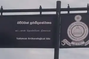 திருகோணமலை - மட்டக்களப்பு பிரதான வீதியில் தொல்லியல் திணைக்களத்தினால் நடப்பட்டுள்ள பதாகையால் பெரும் பரபரப்பு 