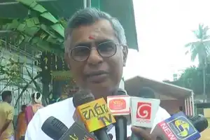 டெஸ்ட் கிரிக்கெட் போட்டியை விளையாட வந்ததாக அமைச்சர்கள் கூறினாலும், முதல் 10 ஓவர்களில் பல விக்கெட்டுகள் விழுந்துவிட்டன 