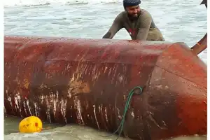 மட்டக்களப்பு கடற்கரையில் இரும்பிலான உருளை வடிவ தாங்கி ஒன்று கரையொதுங்கியதாக வாகரை பொலிஸார் தெரிவித்தனர்.