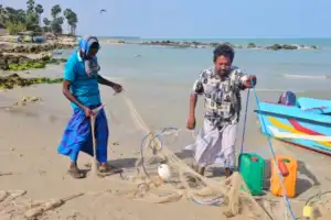 தடைசெய்யப்பட்ட வலைகளுக்கு பிரதேச செயலகம் அதிக வரி விதித்ததாக கூறி உடுத்துறை மீனவர்கள், வலைகளை திருப்பி கையளிக்கவுள்ளனர்