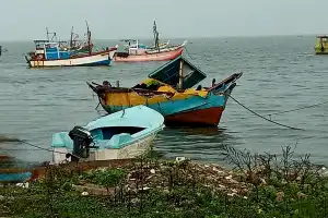 யாழ்.குருநகர் கடலில் மீன்பிடிக்கச் சென்ற மீனவர்களில் ஒருவர் நேற்று காலை உயிரிழந்துள்ளார்.