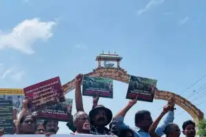 யாழ் சித்துப்பாத்தி மனித புதைகுழியை சர்வதேச கண்காணிப்பின் கீழ் அகழ்வு செய்ய வலியுறுத்தி செம்மணியில் போராட்டம்